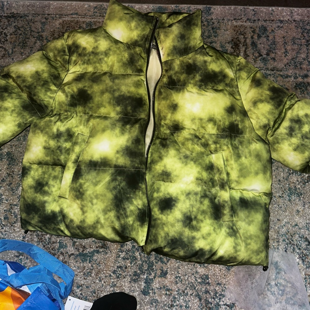 Green Patterned Puffer - Picture 2 of 2